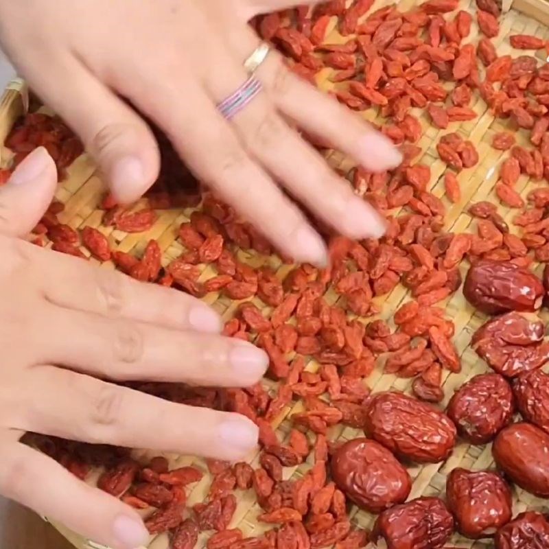 Bước 1 Sơ chế táo đỏ và kỷ tử Táo đỏ kỷ tử ngâm với mật ong