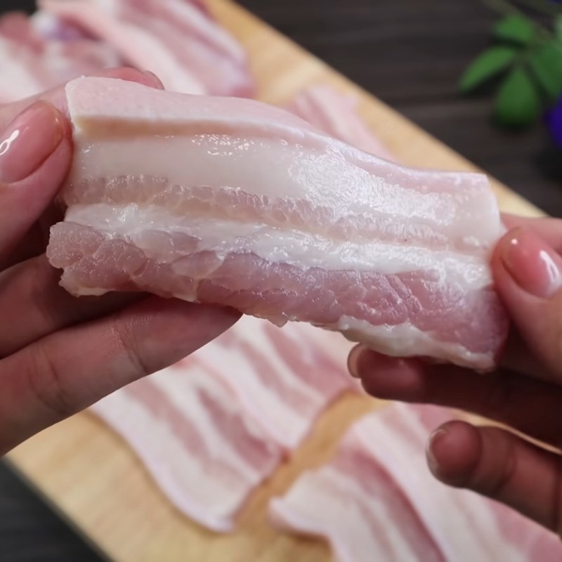 Bước 1 Sơ chế thịt ba chỉ và nguyên liệu Thịt ba chỉ chiên sả ớt