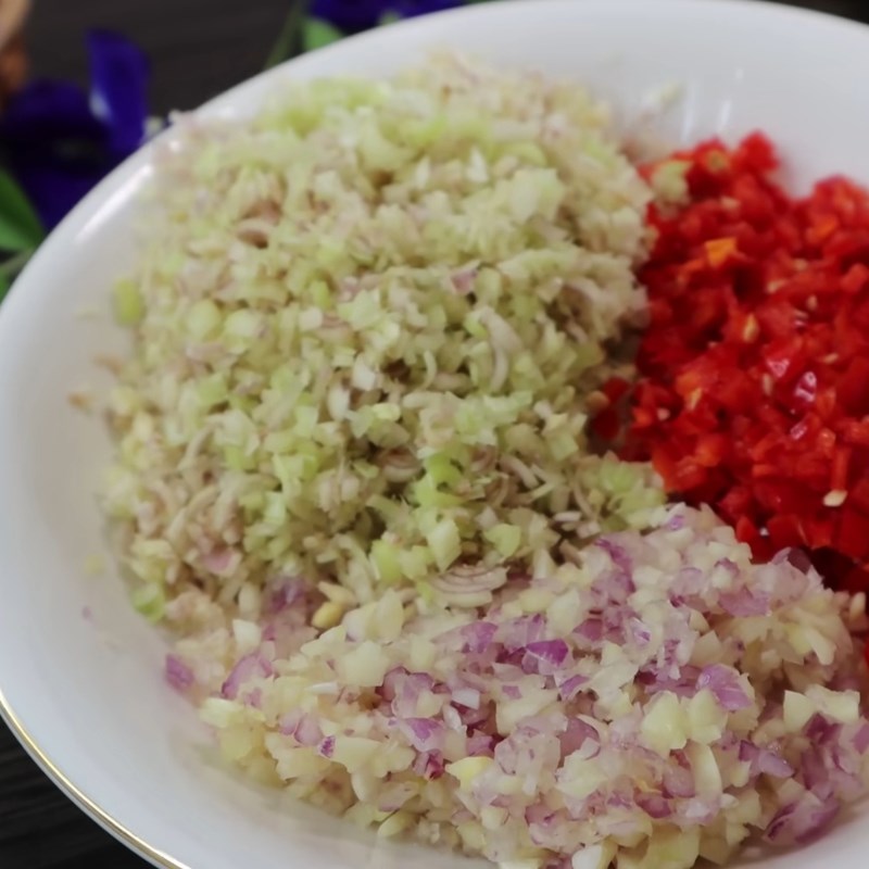 Bước 1 Sơ chế thịt ba chỉ và nguyên liệu Thịt ba chỉ chiên sả ớt