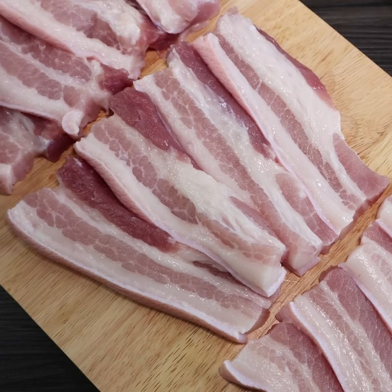 Bước 1 Sơ chế thịt ba chỉ và nguyên liệu Thịt ba chỉ chiên sả ớt