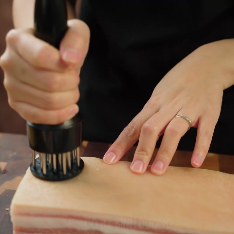 Bước 1 Sơ chế thịt ba chỉ Thịt lợn quay giòn bì