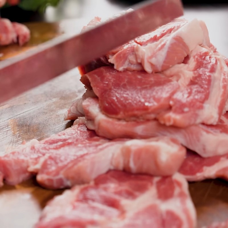 Bước 1 Sơ chế thịt heo và hành tỏi Thịt nướng ướp sữa đặc