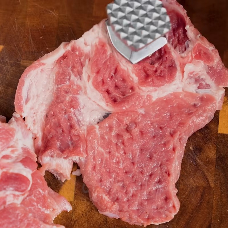 Bước 1 Sơ chế thịt heo và hành tỏi Thịt nướng ướp sữa đặc