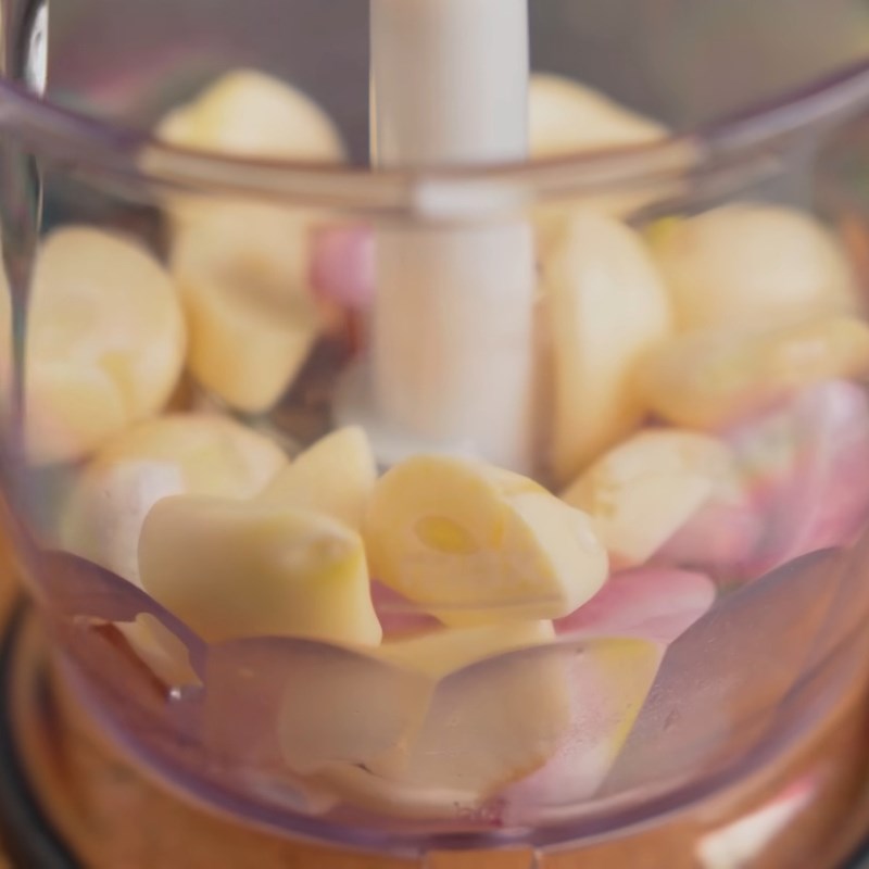 Bước 1 Sơ chế thịt heo và hành tỏi Thịt nướng ướp sữa đặc