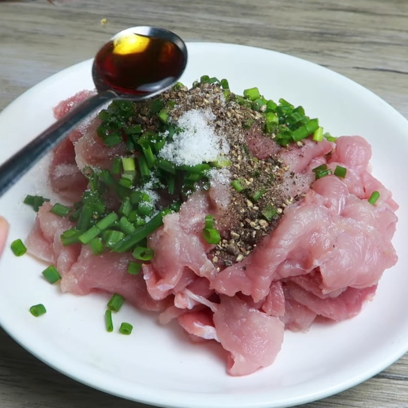Bước 2 Sơ chế thịt heo và ướp gia vị Canh cải nấu gừng