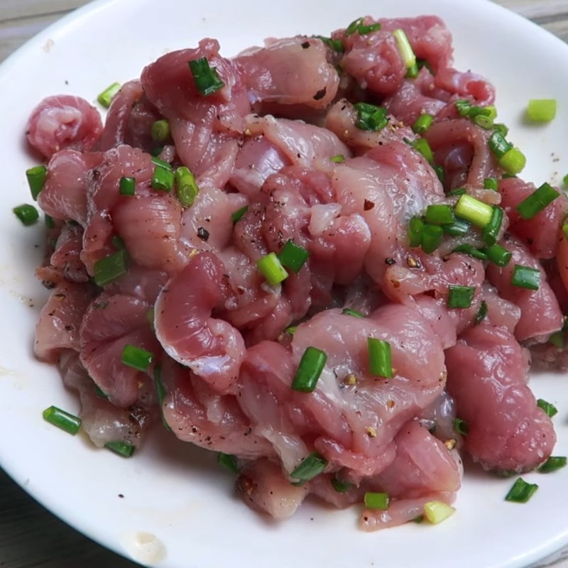 Bước 2 Sơ chế thịt heo và ướp gia vị Canh cải nấu gừng