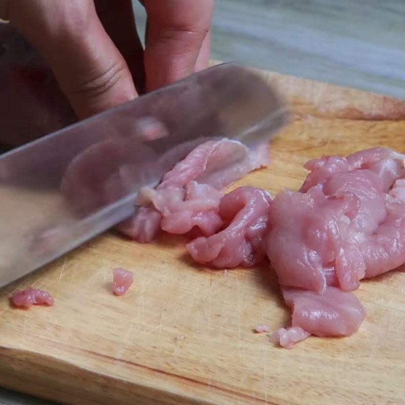 Bước 2 Sơ chế thịt heo và ướp gia vị Canh cải nấu gừng