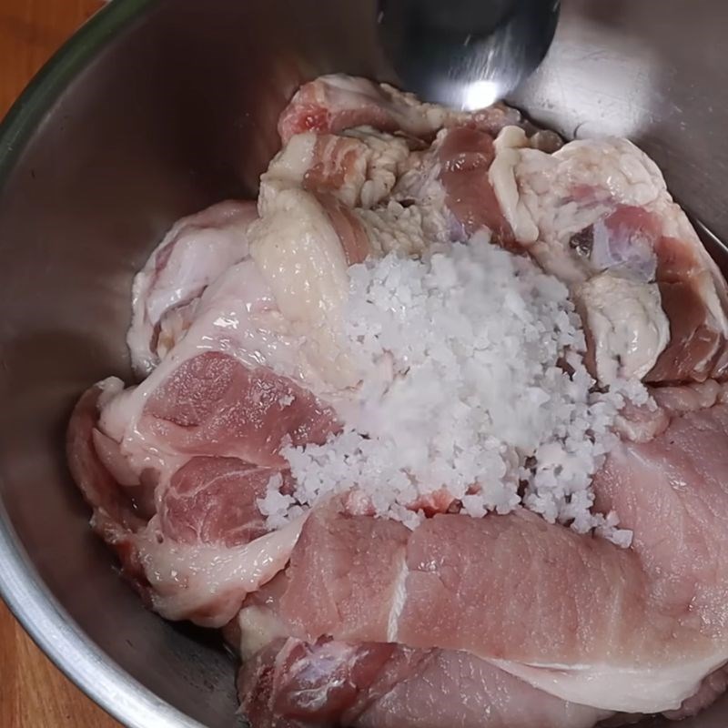 Bước 1 Sơ chế thịt lợn (cốt lết) Ướp thịt nướng cơm tấm
