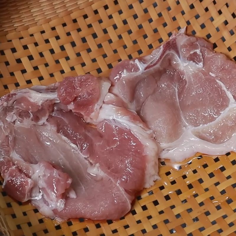 Bước 1 Sơ chế thịt lợn (cốt lết) Ướp thịt nướng cơm tấm