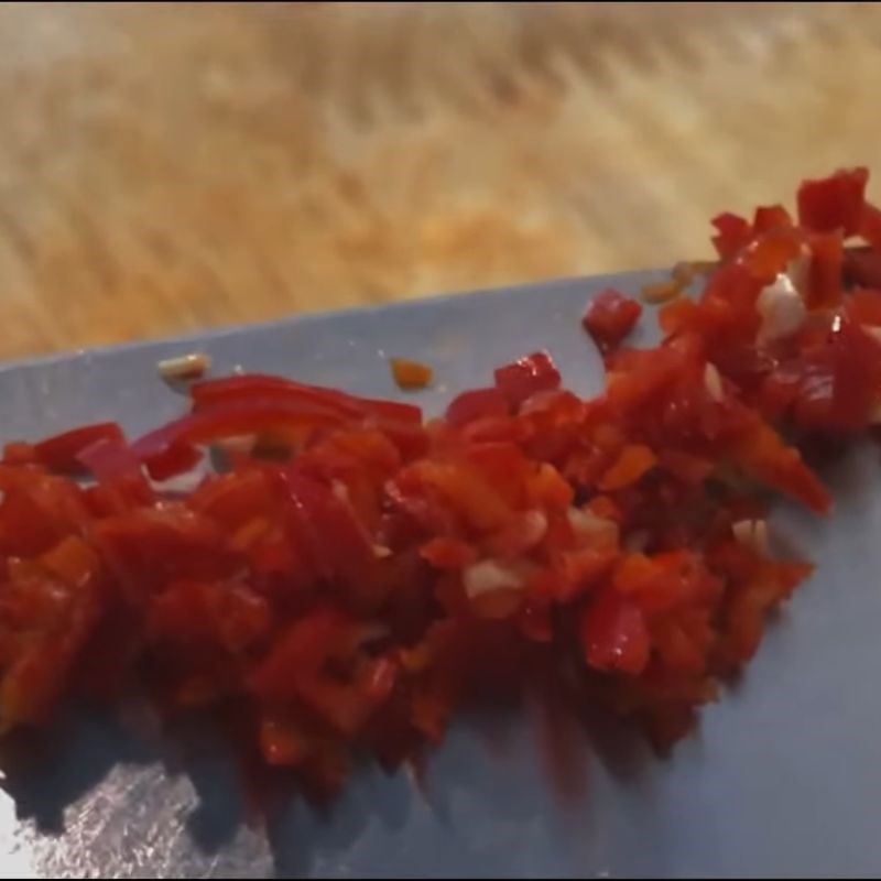 Bước 3 Sơ chế tỏi, ớt, sả Ốc hương xào bơ tỏi chấm bánh mì