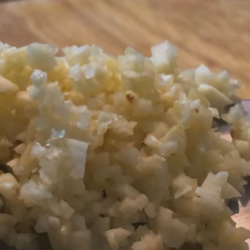 Bước 3 Sơ chế tỏi, ớt, sả Ốc hương xào bơ tỏi chấm bánh mì