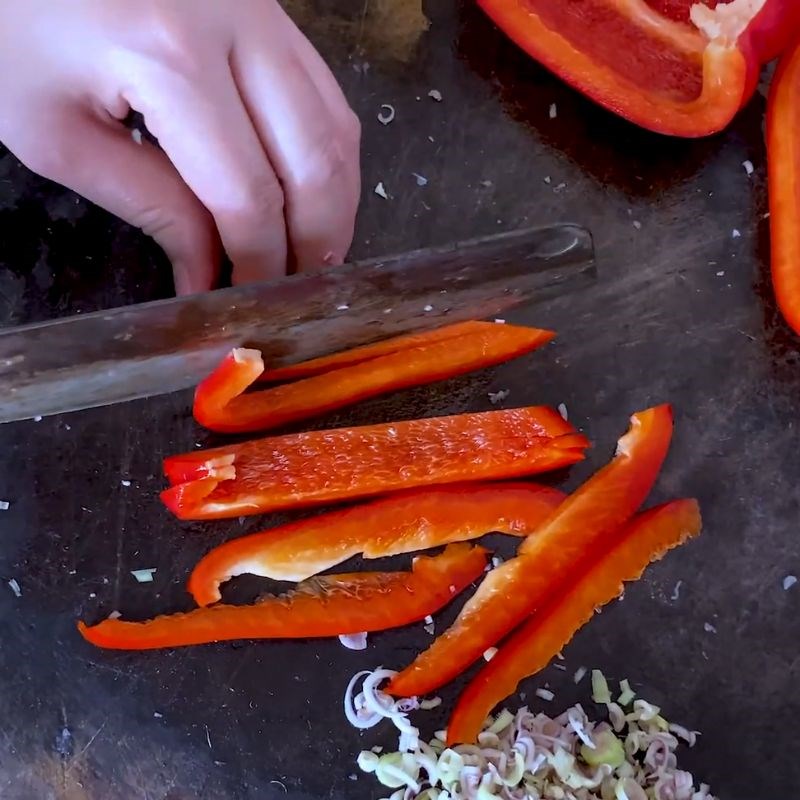 Bước 2 Sơ chế tỏi, sả, ớt chuông và rau răm Thịt đà điểu xào sả ớt