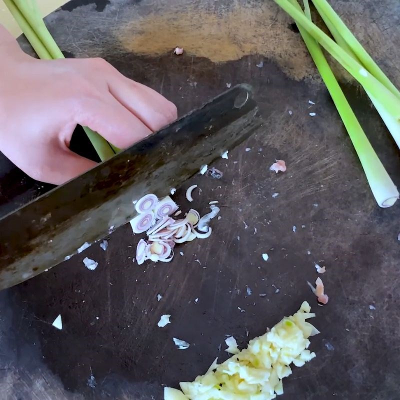 Bước 2 Sơ chế tỏi, sả, ớt chuông và rau răm Thịt đà điểu xào sả ớt