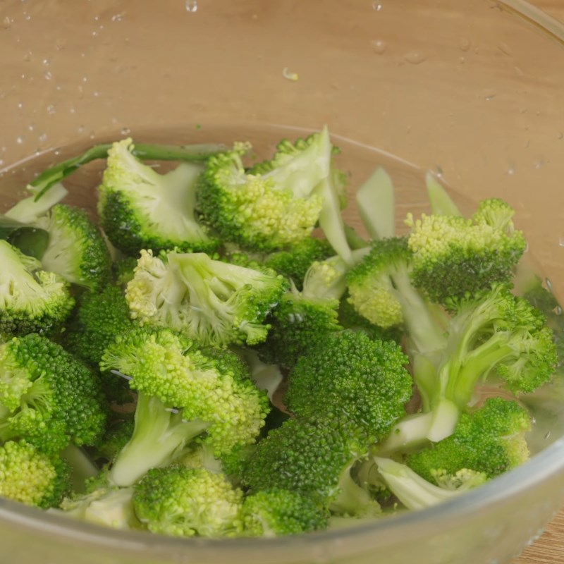 Bước 2 Sơ chế tỏi và trần sơ súp lơ Súp lơ xào tỏi