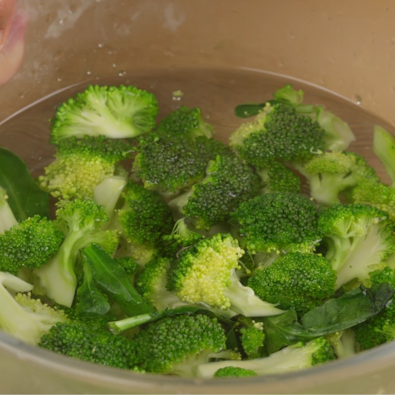 Bước 2 Sơ chế tỏi và trần sơ súp lơ Súp lơ xào tỏi