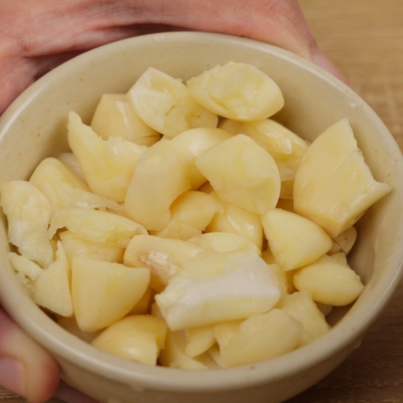 Bước 2 Sơ chế tỏi và trần sơ súp lơ Súp lơ xào tỏi