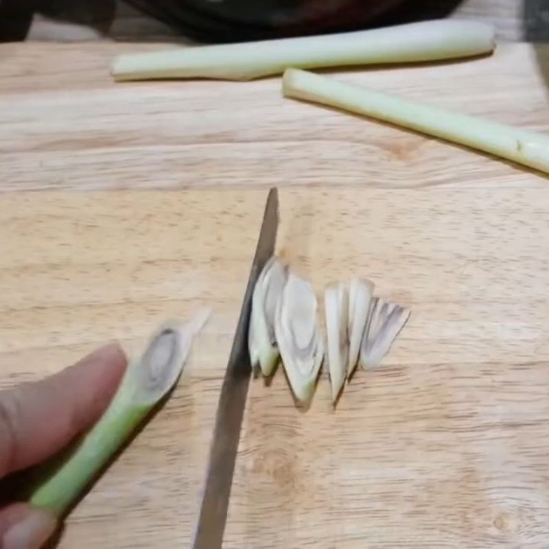 Bước 1 Sơ chế tôm sú và nguyên liệu Tôm hấp sả gừng