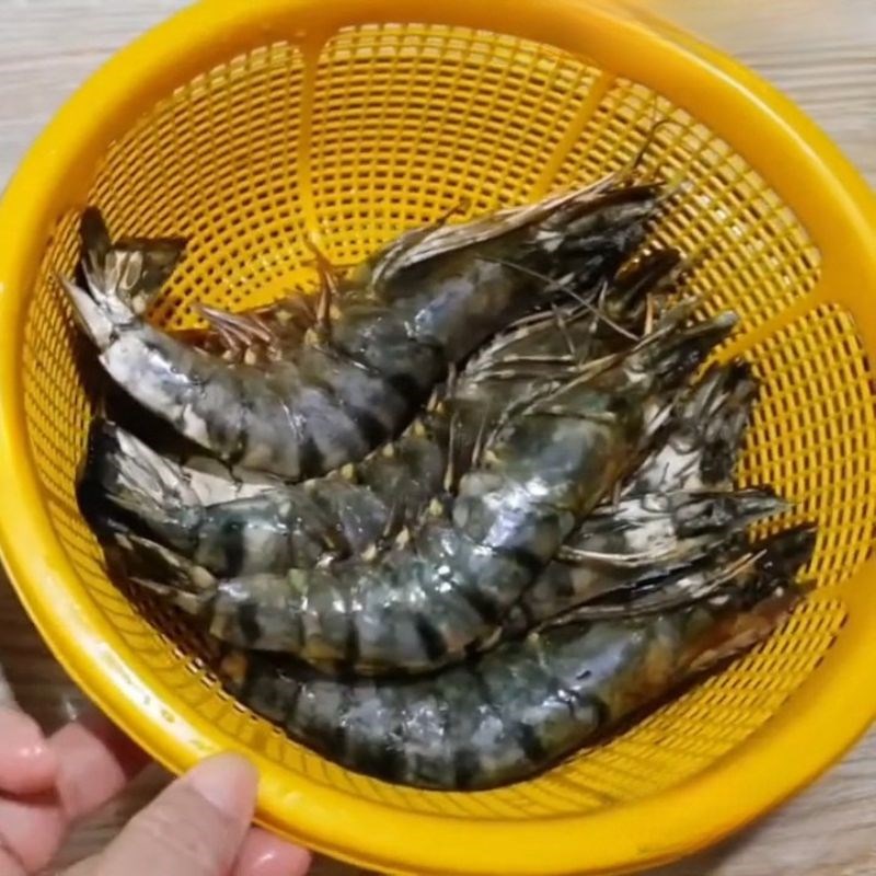 Bước 1 Sơ chế tôm sú và nguyên liệu Tôm hấp sả gừng
