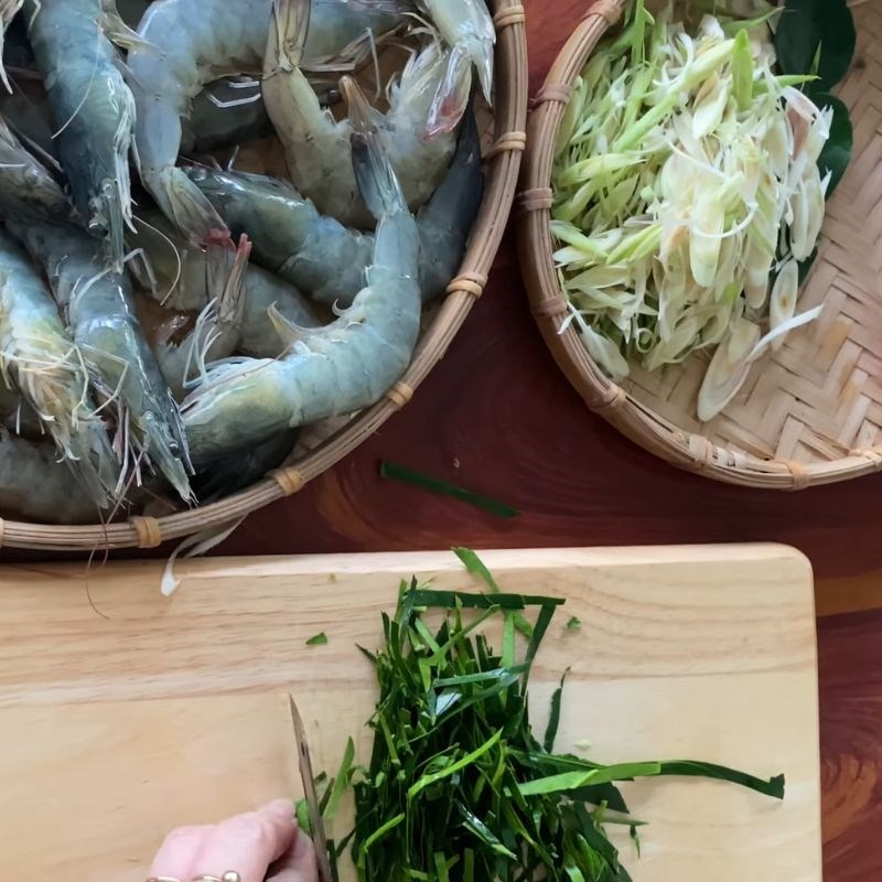 Bước 1 Sơ chế tôm tươi và các nguyên liệu khác Tôm hấp sả bia