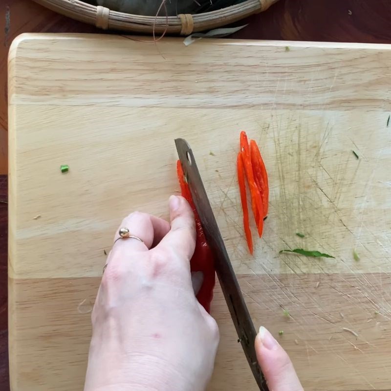 Bước 1 Sơ chế tôm tươi và các nguyên liệu khác Tôm hấp sả bia