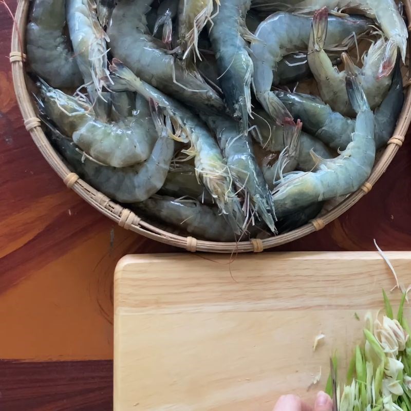 Bước 1 Sơ chế tôm tươi và các nguyên liệu khác Tôm hấp sả bia