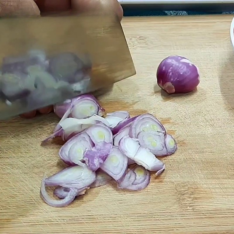 Bước 1 Sơ chế trứng gà và rau thơm Trứng sốt cà chua