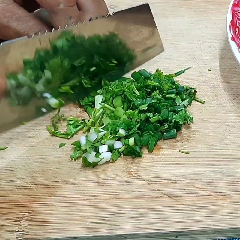 Bước 1 Sơ chế trứng gà và rau thơm Trứng sốt cà chua