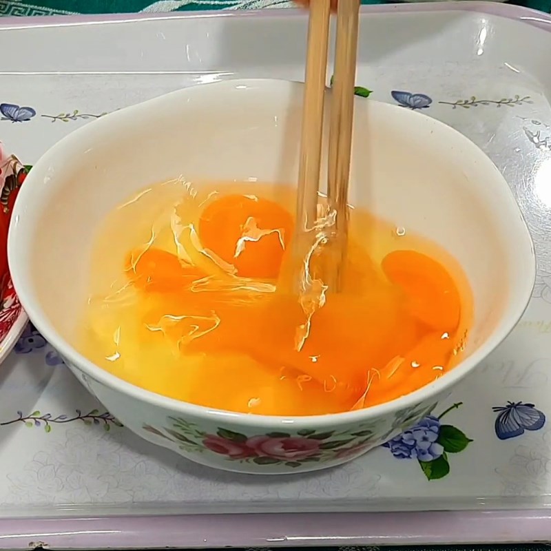 Bước 1 Sơ chế trứng gà và rau thơm Trứng sốt cà chua