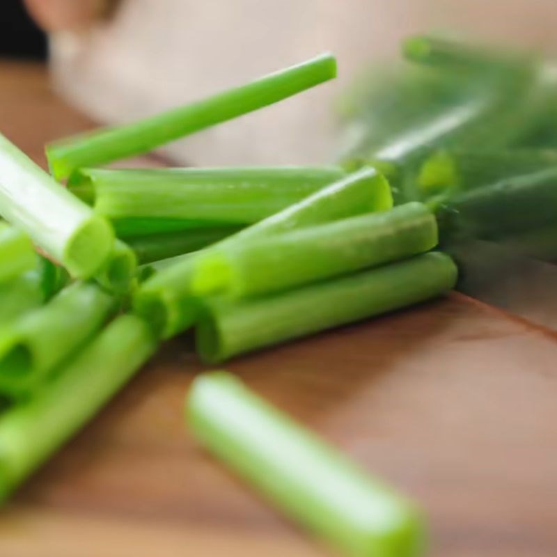 Bước 1 Sơ chế và chuẩn bị nguyên liệu Mì tôm Hảo Hảo xào