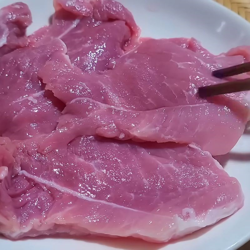 Bước 1 Sơ chế và dần thịt mềm ngon Ướp cốt lết chiên