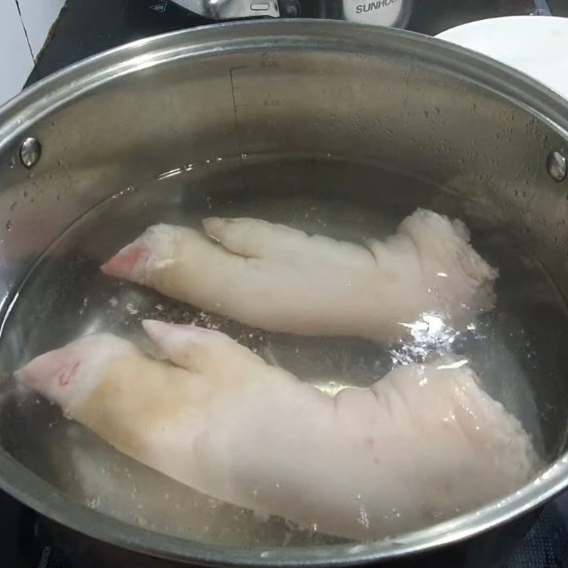 Bước 1 Sơ chế và khử mùi hôi móng giò Móng giò luộc