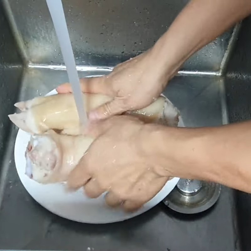 Bước 1 Sơ chế và khử mùi hôi móng giò Móng giò luộc