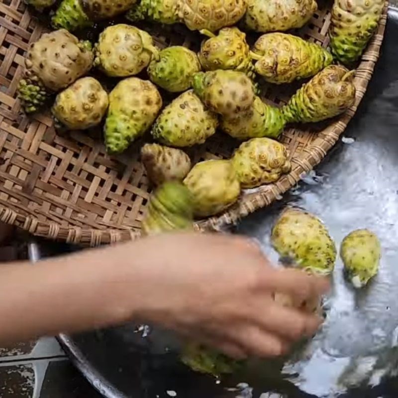 Bước 1 Sơ chế và làm sạch trái nhàu Trái nhàu ngâm đường phèn