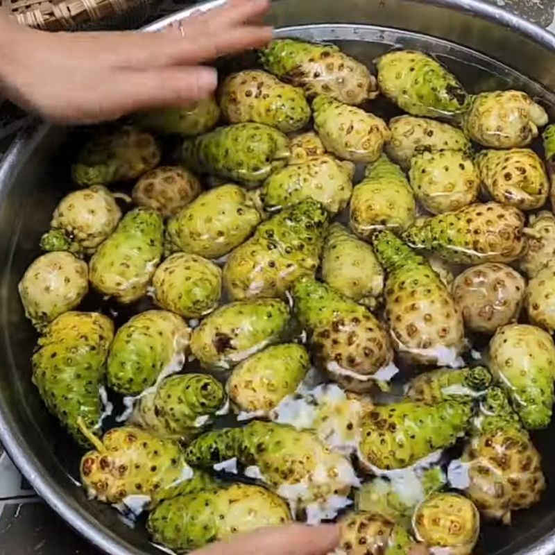 Bước 1 Sơ chế và làm sạch trái nhàu Trái nhàu ngâm đường phèn
