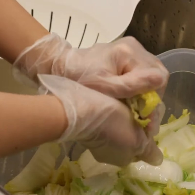 Bước 1 Sơ chế và muối cải thảo giòn ngon Kim chi cải thảo Hàn Quốc không cần bột nếp