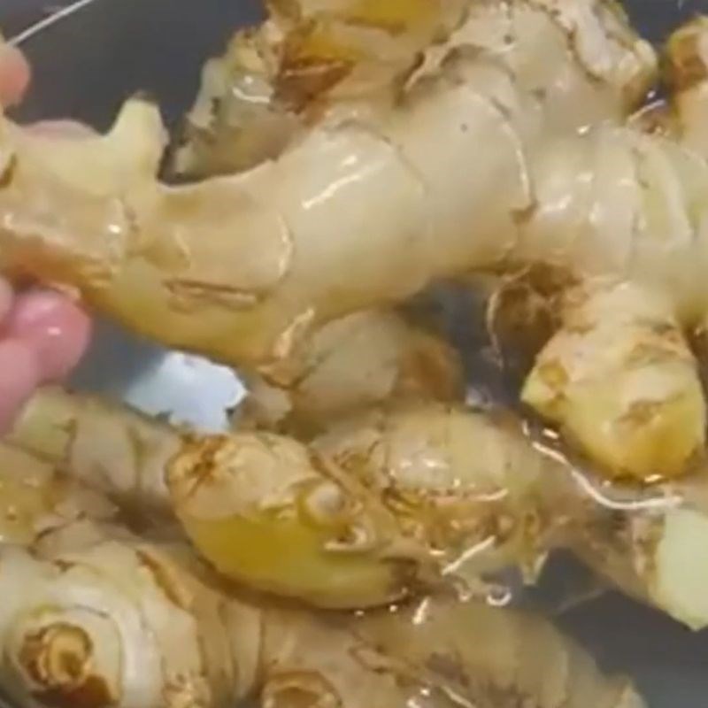 Bước 1 Sơ chế và ngâm gừng tươi Gừng sấy khô