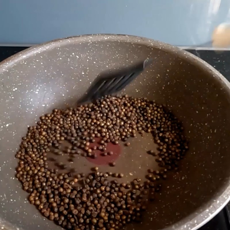 Bước 1 Sơ chế và rang tiêu hạt thơm lừng Muối tiêu chanh chấm gà