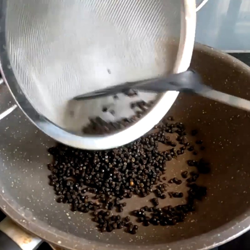 Bước 1 Sơ chế và rang tiêu hạt thơm lừng Muối tiêu chanh chấm gà