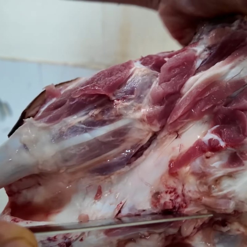 Bước 1 Sơ chế và thui chân giò Thịt lợn nấu giả cầy