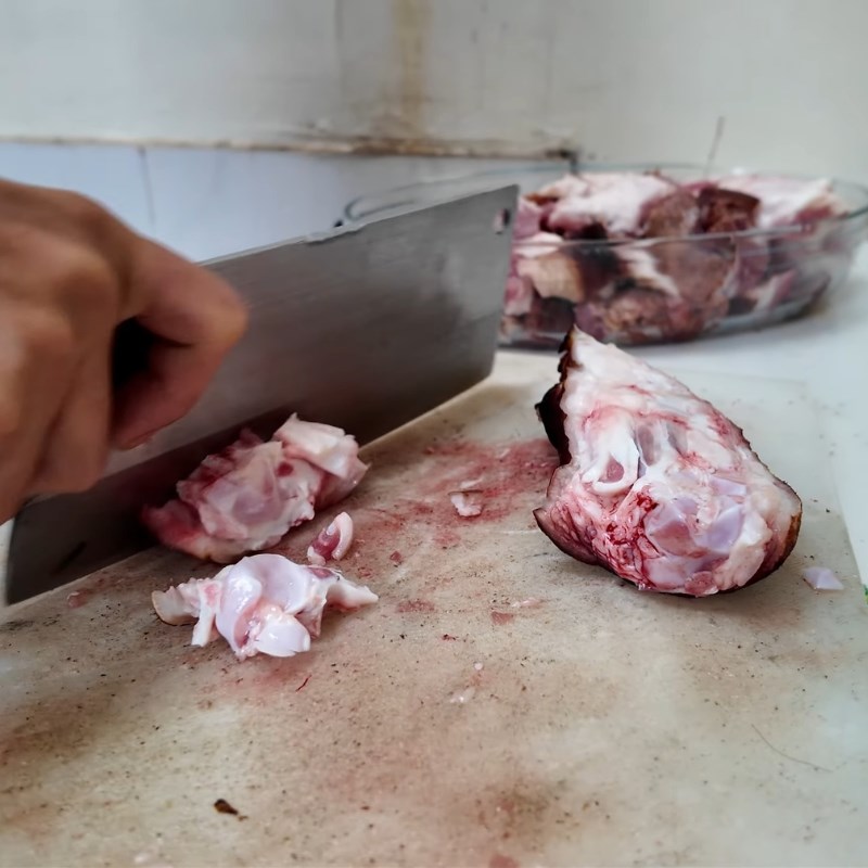 Bước 1 Sơ chế và thui chân giò Thịt lợn nấu giả cầy