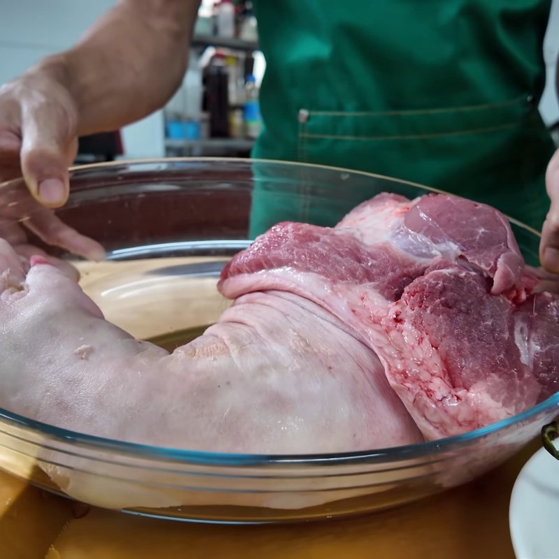 Bước 1 Sơ chế và thui chân giò Thịt lợn nấu giả cầy