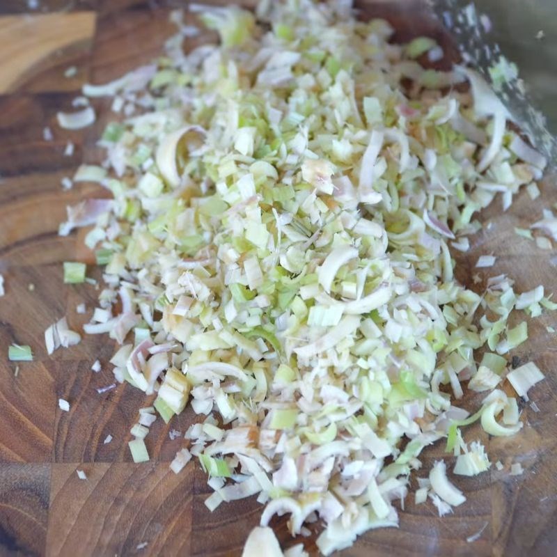 Bước 1 Sơ chế và trộn nguyên liệu làm sốt ướp gà nướng Sốt ướp gà nướng