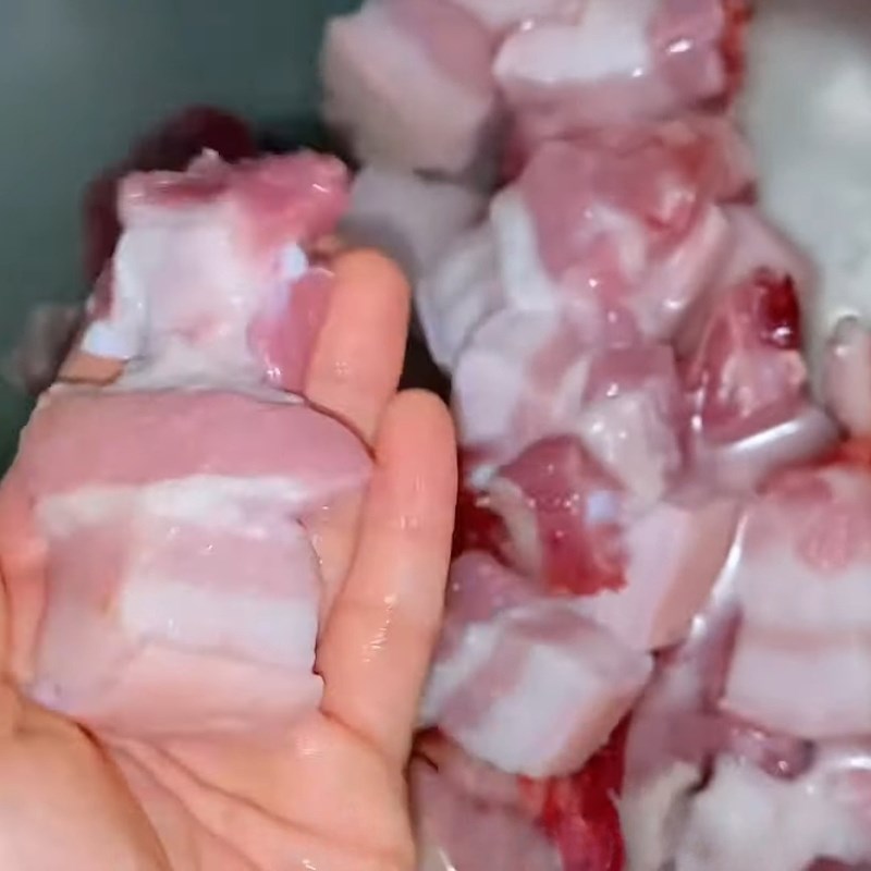 Bước 2 Sơ chế và ướp thịt ba chỉ đậm đà Thịt kho củ cải khô