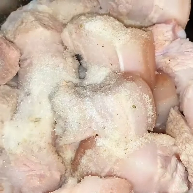 Bước 2 Sơ chế và ướp thịt ba chỉ đậm đà Thịt kho củ cải khô