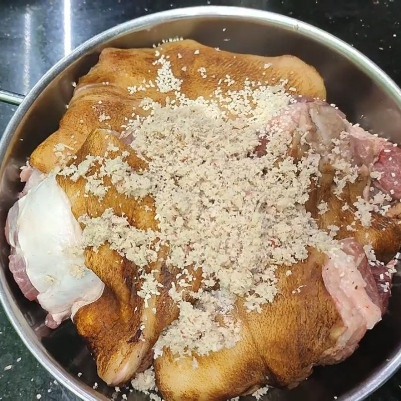 Bước 1 Sơ chế và ướp thịt lợn mán đậm đà Lợn mán hấp
