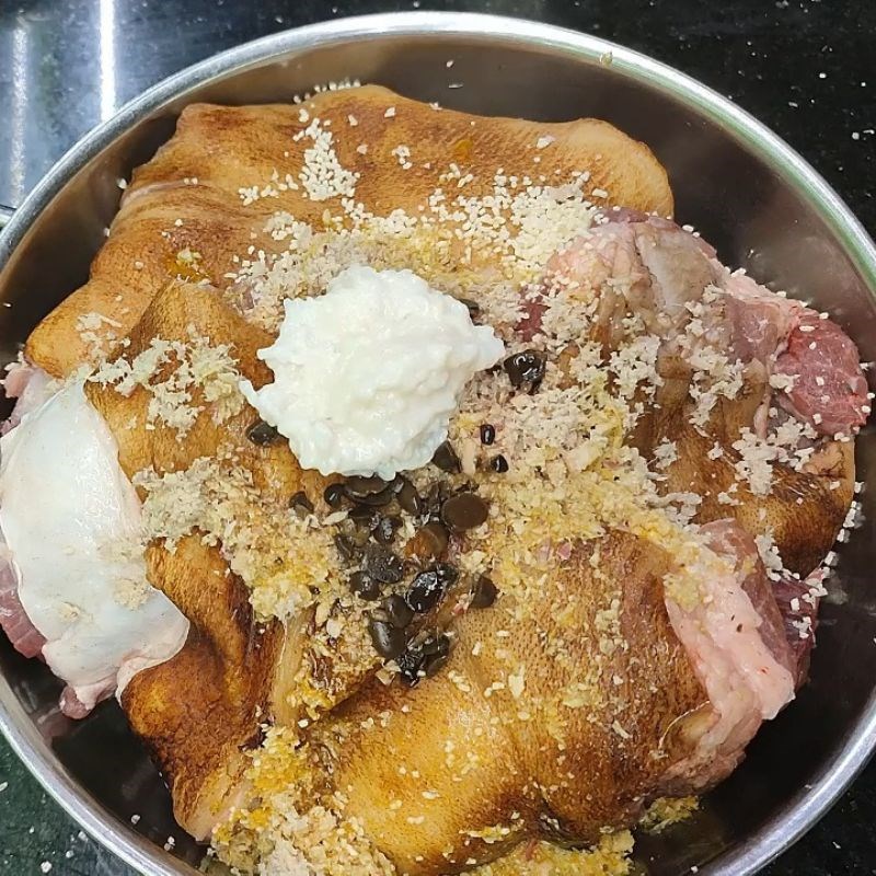 Bước 1 Sơ chế và ướp thịt lợn mán đậm đà Lợn mán hấp