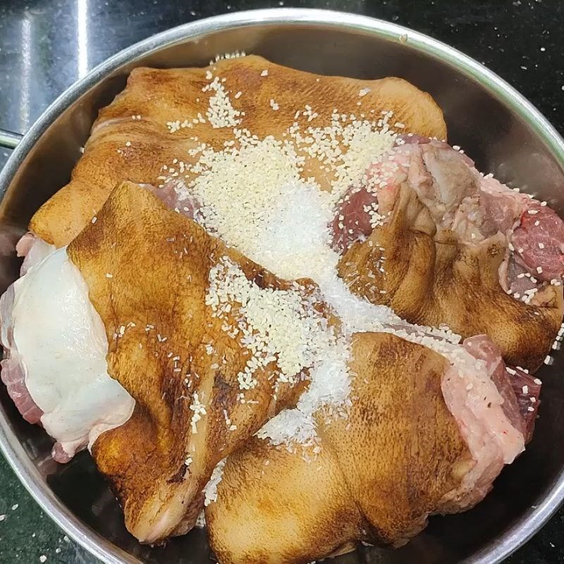 Bước 1 Sơ chế và ướp thịt lợn mán đậm đà Lợn mán hấp