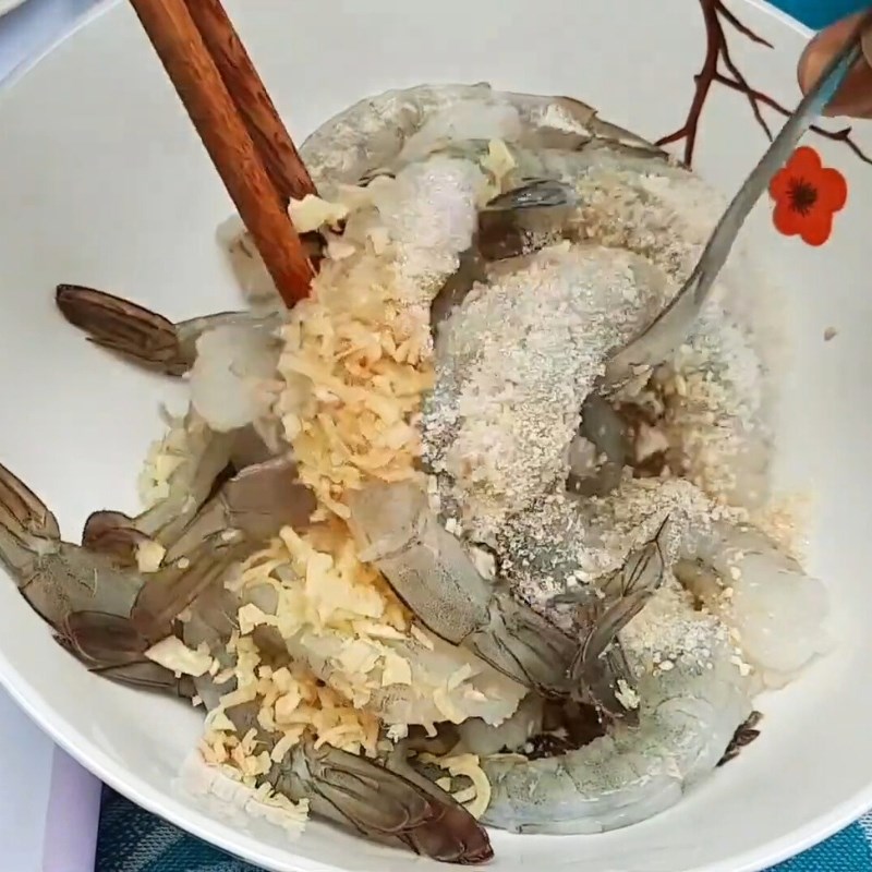 Bước 1 Sơ chế và ướp tôm tươi ngon Tôm xào sả ớt