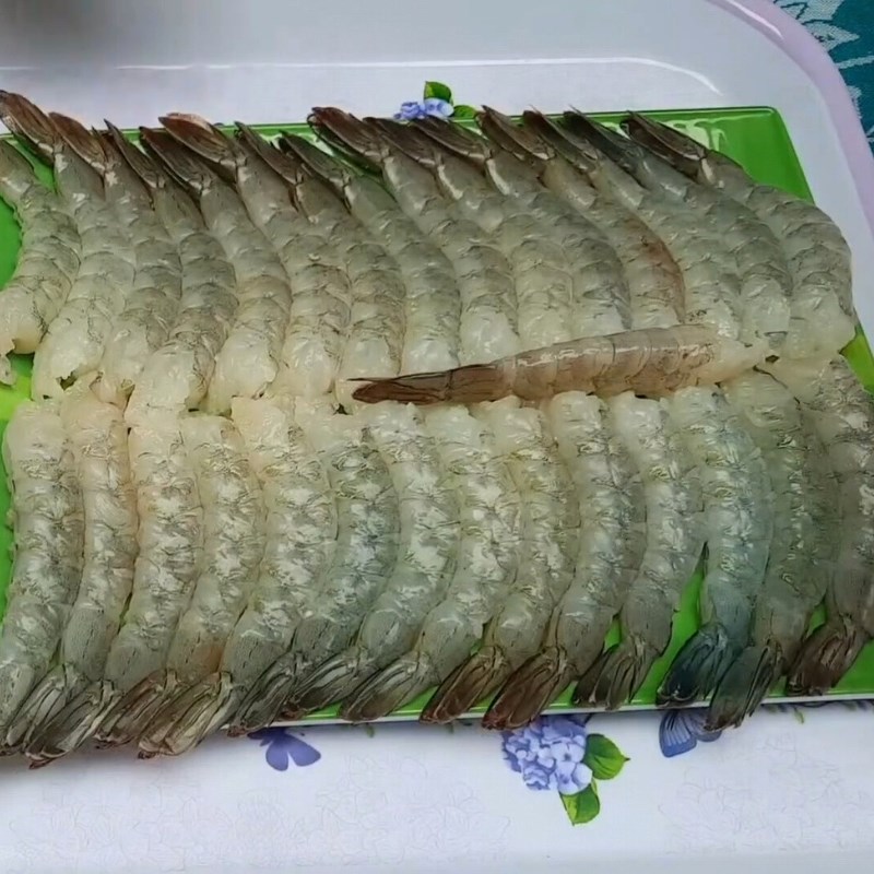 Bước 1 Sơ chế và ướp tôm tươi ngon Tôm xào sả ớt