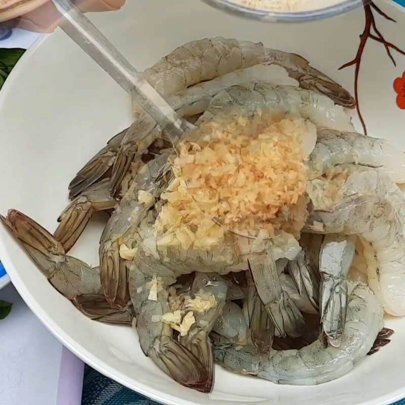 Bước 1 Sơ chế và ướp tôm tươi ngon Tôm xào sả ớt